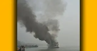 সেন্টমার্টিনগামী জাহাজে আগুন, পুড়েছে বেশিরভাগ অংশ